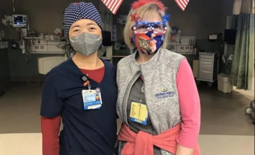 袁珍(左)和同事合影。(美國《世界日報》)