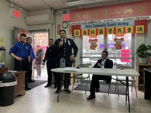 資料圖：紐約華人區(qū)警局局長在華社介紹轄區(qū)治安。(美國《世界日報》)