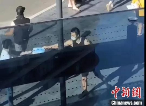 澳大利亞僑胞免費向路人發(fā)放口罩。(湖南省委統(tǒng)戰(zhàn)部供圖)