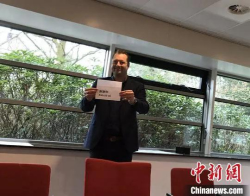 荷蘭衛(wèi)生部疾病防控中心主任斯文·德·蘭根手持“謝謝你”中文字樣。(湖南省委統(tǒng)戰(zhàn)部供圖)