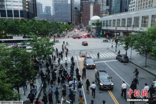 當(dāng)?shù)貢r(shí)間5月28日，美國(guó)紐約，民眾在街頭聚集舉行抗議示威活動(dòng)。