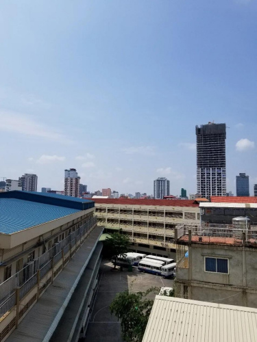 從外派教師宿舍樓窗口望出去，柬埔寨端華學(xué)校的校園一角。受訪者供圖