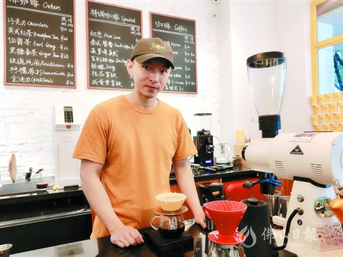 王以彬 在手沖咖啡。