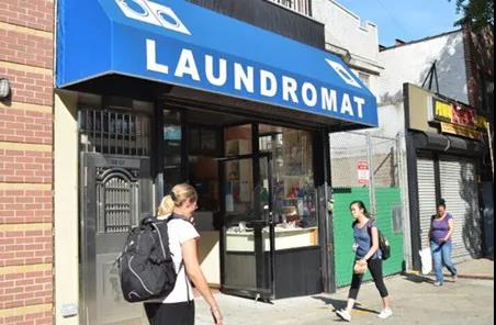 資料圖：美國紐約一家華裔洗衣店。(美國《世界日報(bào)》/朱澤人 攝)