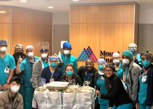 華人為一線醫(yī)務(wù)工作者送餐。