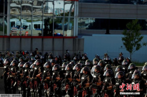 當(dāng)?shù)貢r(shí)間5月31日，美國(guó)明尼蘇達(dá)州明尼阿波利斯市，執(zhí)法人員在示威活動(dòng)中警戒。