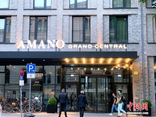 5月25日起，德國(guó)再度允許酒店接待因私人旅游目的出行的旅客，酒店業(yè)在疫情中凍結(jié)兩個(gè)月后正式步入“解封”。圖為5月27日，德國(guó)柏林火車(chē)總站外一家恢復(fù)營(yíng)業(yè)的酒店。<a target='_blank' >中新社</a>記者 彭大偉 攝