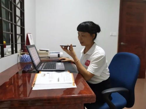 　何萍老師在上網(wǎng)課。受訪者供圖