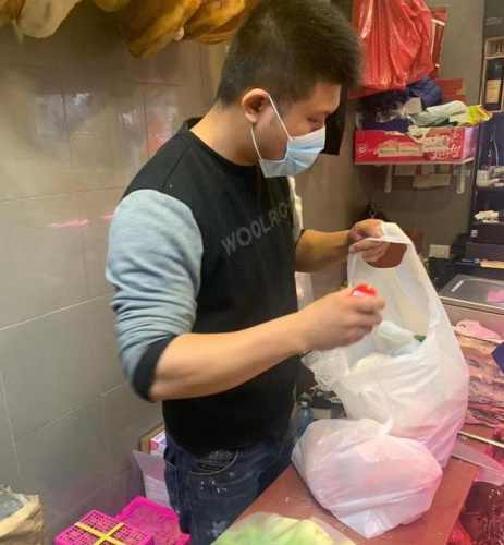 正在分發(fā)食物的蔣泊。意大利《華人街》