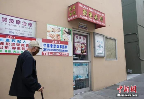 資料圖：當(dāng)?shù)貢r(shí)間5月18日，美國(guó)舊金山灣區(qū)進(jìn)一步重啟經(jīng)濟(jì)，舊金山等地區(qū)某些類型的臨街店鋪可以以路邊提貨的方式重新開(kāi)門。但是，因?yàn)閹缀鯖](méi)有游客，舊金山知名景點(diǎn)華埠的很多店鋪依然大門緊閉。 <a target='_blank' >中新社</a>記者 劉關(guān)關(guān) 攝