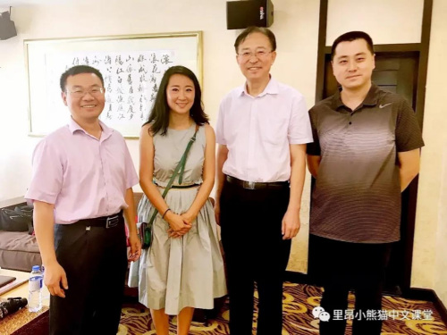 小熊貓學校羅堅校長和暨南大學華文學院院長邵宜教授及其他校領導合影。(中法家庭聯(lián)合會、小熊貓學校宣傳部供圖)
