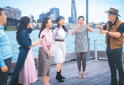 余俊武(右一)帶領(lǐng)悉尼華星藝術(shù)團(tuán)成員排練節(jié)目。 