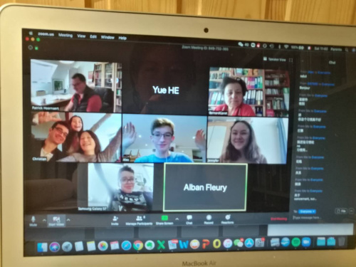 圖為學生與老師在線上交流。（《歐洲時報》/受訪者供圖）