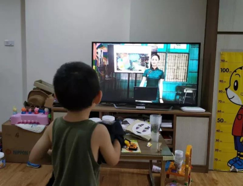 學生在家觀看中國老師的錄課視頻。受訪者供圖