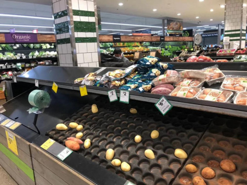 疫情期間的超市。(作者供圖)