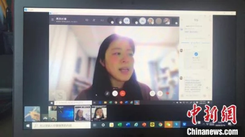 資料圖：首爾中國文化中心老師孫英霜正在給韓國學員上網(wǎng)課。(首爾中國文化中心供圖)