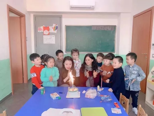 資料圖：徐躍娉和意大利中意學校的孩子們一起慶祝生日。(受訪者供圖)