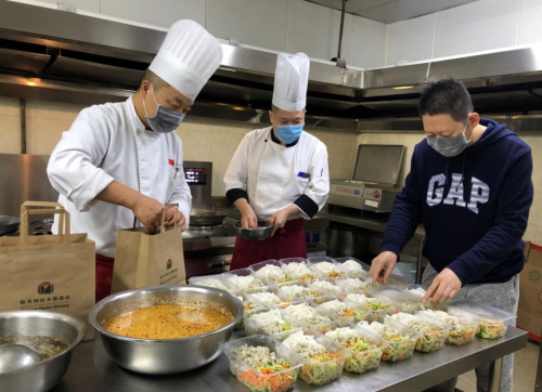 打包外賣成為阿拉木圖陽(yáng)光酒店疫情期間的主要工作。(“哈薩克斯坦新觀察”微信公眾號(hào))