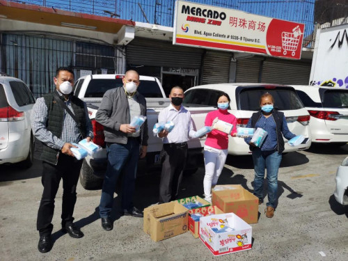 圖為梁綺梅代表超市向當?shù)卣偷谝痪€工作人員捐贈醫(yī)療物資。受訪者供圖。