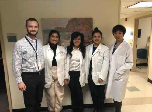 徐濛濛醫(yī)生和同事們，最右側(cè)是徐濛濛。(受訪者供圖)