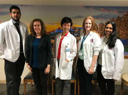 徐濛濛醫(yī)生和同事，中間是徐濛濛。(受訪者供圖)