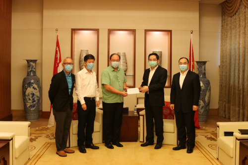 新加坡華社向病逝中國務(wù)工人員的遺屬捐款。（來源：中國駐新加坡大使館網(wǎng)站）