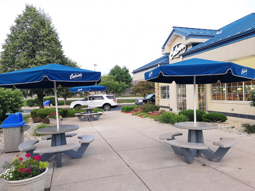 圖為一家郊區(qū)大型超市的美食餐飲大廳，室內(nèi)服務(wù)至今一直停止。(芝加哥華語論壇 供圖/張大衛(wèi) 攝)