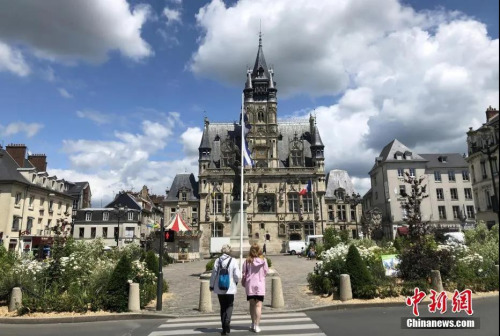 法國進入戰(zhàn)疫新階段。圖為當天拍攝的貢比涅市政廳外景。<a target='_blank' >中新社</a>記者 李洋 攝