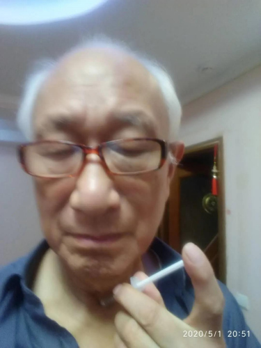 圖為司懷珠試驗(yàn)穴位刺激療法，摸索規(guī)律，以幫助當(dāng)?shù)厝祟A(yù)防新冠病毒感染。受訪者供圖。