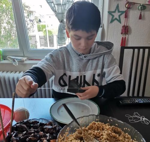 王薇的孩子在包粽子。(受訪者供圖)