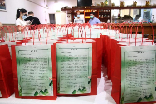每一份粽子被裝在紅色的紙袋里，紙袋上還有一封“端午家書”。(受訪者供圖)