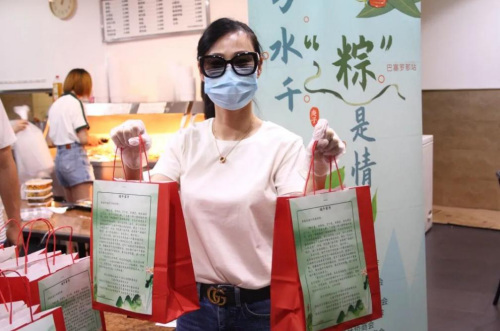 領取到粽子的僑胞拍照“打卡”。(受訪者供圖)