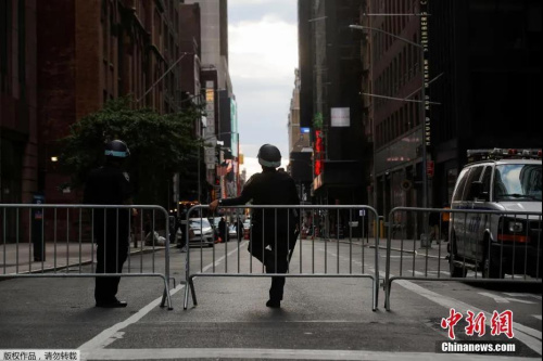 　當(dāng)?shù)貢r(shí)間6月2日起，美國(guó)紐約的宵禁時(shí)間將有之前的晚間11點(diǎn)更改為每天晚8點(diǎn)至次日早5點(diǎn)，并將宵禁延長(zhǎng)至6月7日。