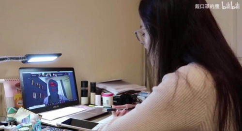 居家上網課。