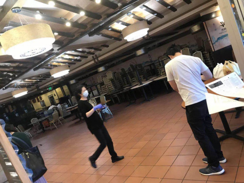 封城期間餐館只能外送，一家中餐館在外送食物。