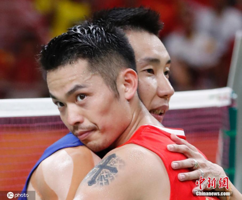 2016年里約奧運(yùn)會會羽毛球男單半決賽是奧運(yùn)會最后一次“林李大戰(zhàn)”，兩位老對手惺惺相惜。圖片來源：ICphoto