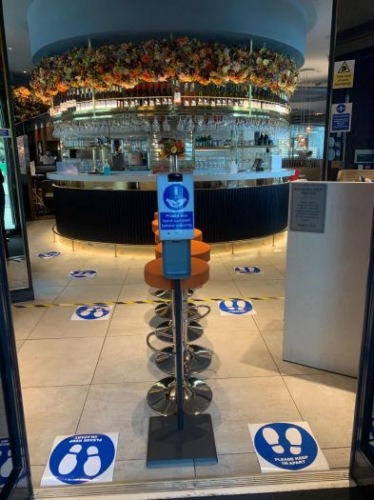 快樂小羊在門口設(shè)置了獨(dú)立免接觸的感應(yīng)式洗手液，并貼了地貼進(jìn)行引流。(受訪者提供)