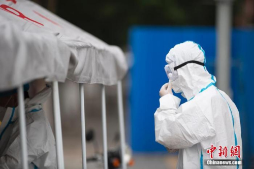 資料圖：北京市豐臺區(qū)西山甲一號小區(qū)新冠肺炎核酸檢測采樣點，一名負(fù)責(zé)采樣的醫(yī)護(hù)人員穿戴好防護(hù)裝備走向采樣區(qū)。