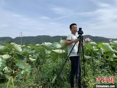 萬亮正在利用手機直播售賣自家農(nóng)產(chǎn)品。李韻涵 攝