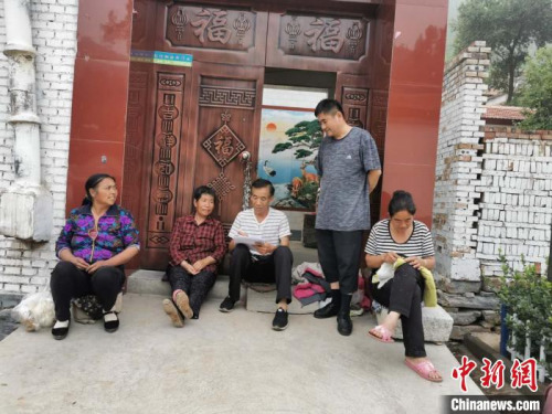 幫扶工作隊(duì)入戶核對信息。（受訪者供圖 攝）