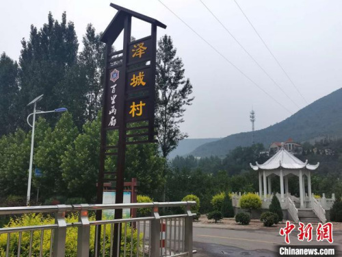 離郭家峪村二十余公里外的澤城村，亦從產(chǎn)業(yè)根本發(fā)力，立體式發(fā)展特色增收產(chǎn)業(yè)。（楊杰英 攝）