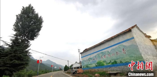 發(fā)展產(chǎn)業(yè)才是穩(wěn)定脫貧的根本出路。（楊杰英 攝）