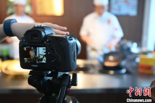 “遼菜”傳統(tǒng)烹飪技藝國家級代表性傳承人劉敬賢以直播的形式為網(wǎng)友分享“遼菜”的烹飪技巧?！∮诤Ｑ?攝