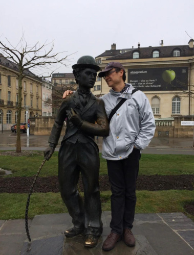 圖為作為導(dǎo)游的雨果在瑞士卓別林故居。