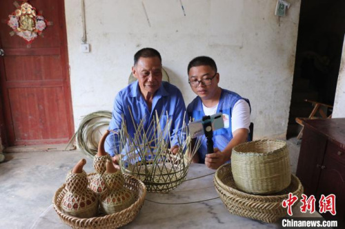 梁福年通過網(wǎng)絡(luò)直播方式幫助蘇國厚銷售竹編助增收?！＄婙Q 攝