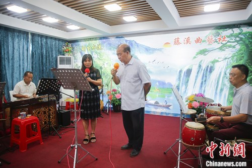 圖為6月13日，老年人在紅基石黨群服務中心內(nèi)表演粵曲。<a target='_blank' >中新社</a>記者 王駿 攝