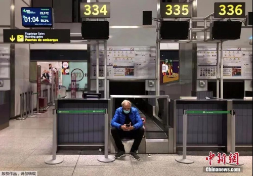 資料圖：機場一名男子戴著口罩等待他的航班起飛。