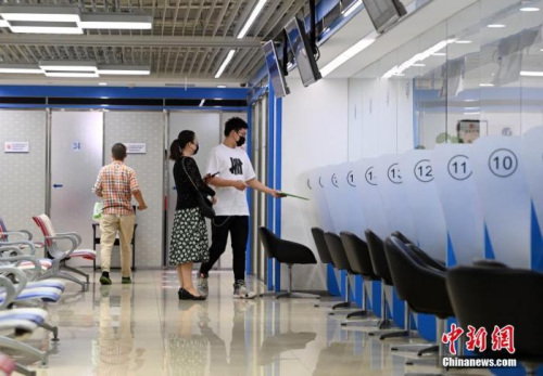 資料圖：市民在位于北京的英國簽證申請中心遞交簽證相關(guān)材料。 <a target='_blank' >中新社</a>記者 侯宇 攝