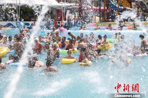 民眾正在水中享受清涼。楊孝永 攝