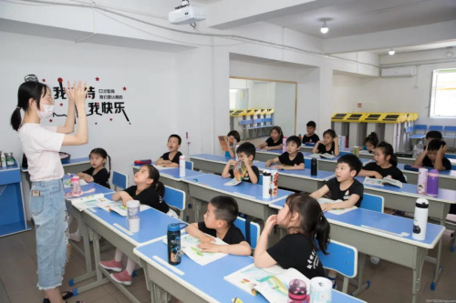 匈牙利華星文化藝術(shù)學校老師徐潤甜。